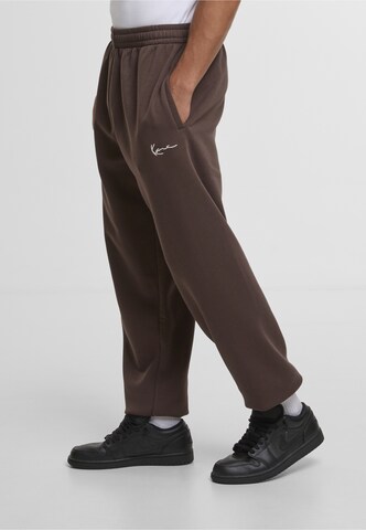 Tapered Pantaloni 'Signature Essential' di Karl Kani in marrone