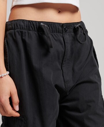 Loosefit Pantaloni cu buzunare de la Superdry pe negru