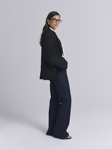 AEMMI Blazer in Black