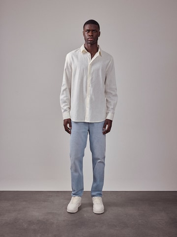 Coupe regular Chemise business 'The Essential' DAN FOX APPAREL en blanc