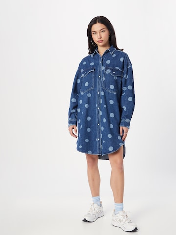 Monki - Vestido camisero en azul: frente