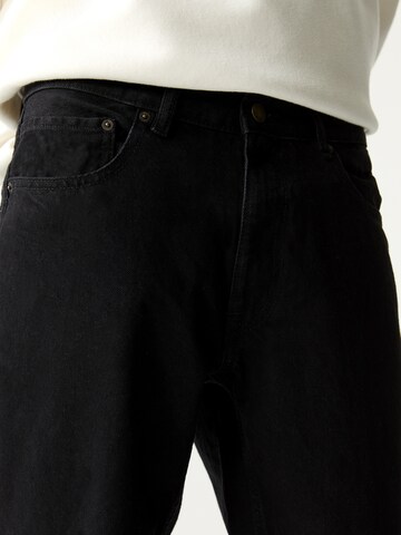 Pull&Bear Regular Jeans in Schwarz