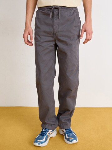 Regular Pantalon ALPHA INDUSTRIES en gris : devant