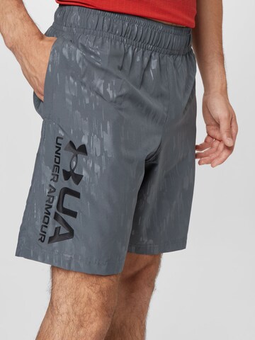 Regular Pantalon de sport 'Emboss' UNDER ARMOUR en gris