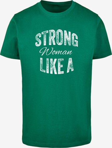 Merchcode T-Shirt 'Strong Like A Woman' in Grün: predná strana