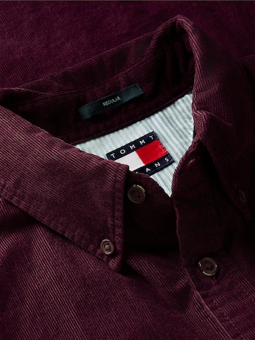 Coupe regular Chemise Tommy Jeans en rouge
