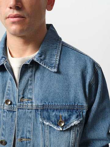 ABOUT YOU x Jaime Lorente Prehodna jakna 'Gian' | modra barva