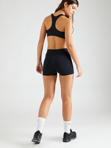 NIKE Skinny Sportshorts in Schwarz