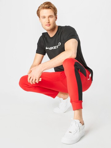 Effilé Pantalon Nike Sportswear en rouge