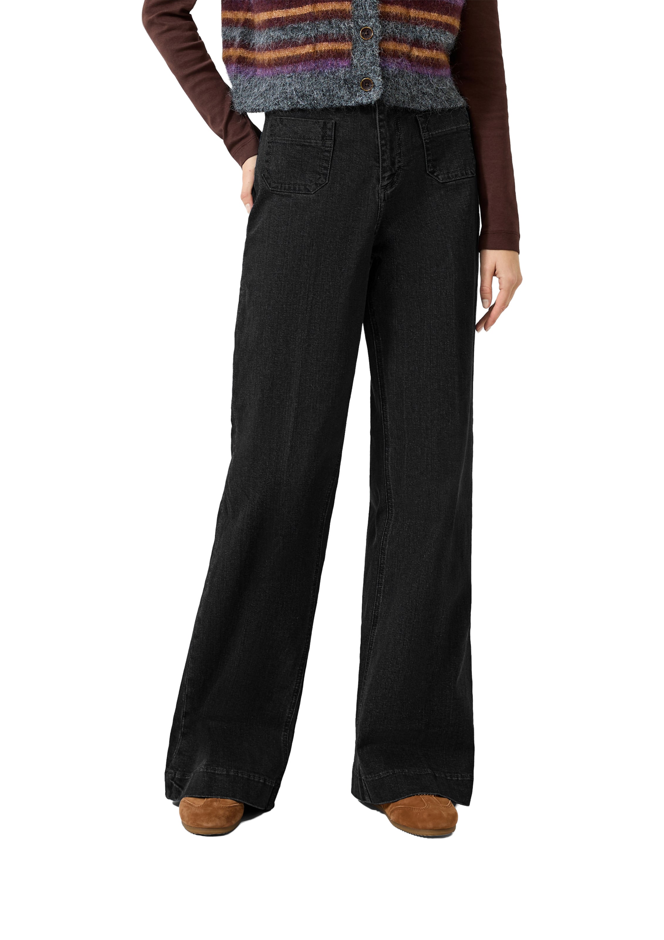 QS Flared Jeans in Black: front