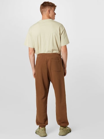 Tapered Pantaloni di WEEKDAY in marrone