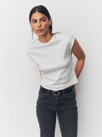 Tricou de la Next pe gri: față