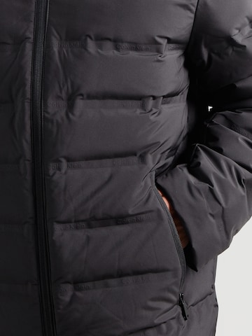Geacă de iarnă de la Calvin Klein pe negru
