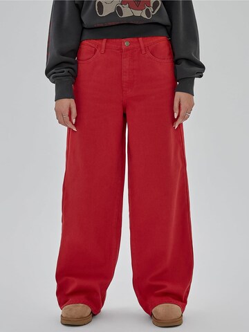 GUESS Wide leg Jeans in Red: front