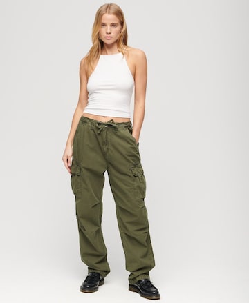 Superdry Wide Leg Cargohose in Grün