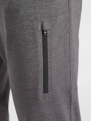 Tapered Pantaloni sportivi di SKECHERS in grigio