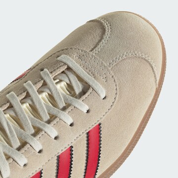 Baskets basses 'Gazelle Manchester United Terrace Icons' ADIDAS ORIGINALS en blanc