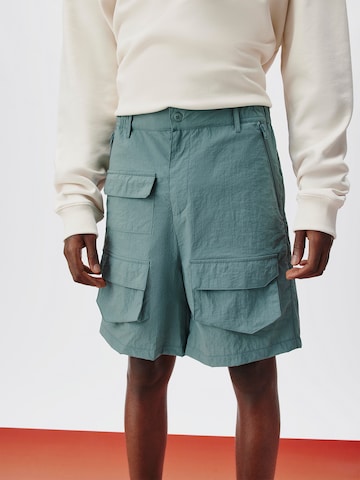 Regular Pantalon cargo 'Theo' ABOUT YOU x Kingsley Coman en vert : devant