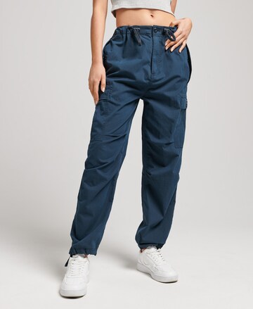 Effilé Pantalon cargo Superdry en bleu : devant