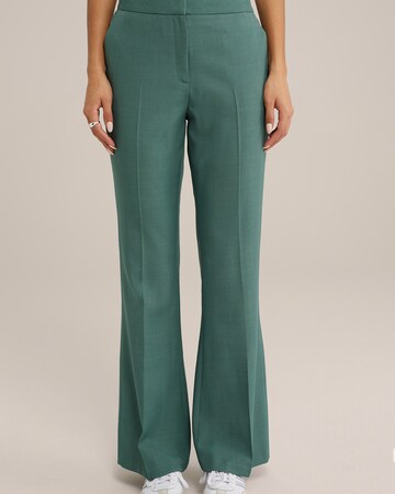 Flared Pantaloni con piega frontale di WE Fashion in verde: frontale