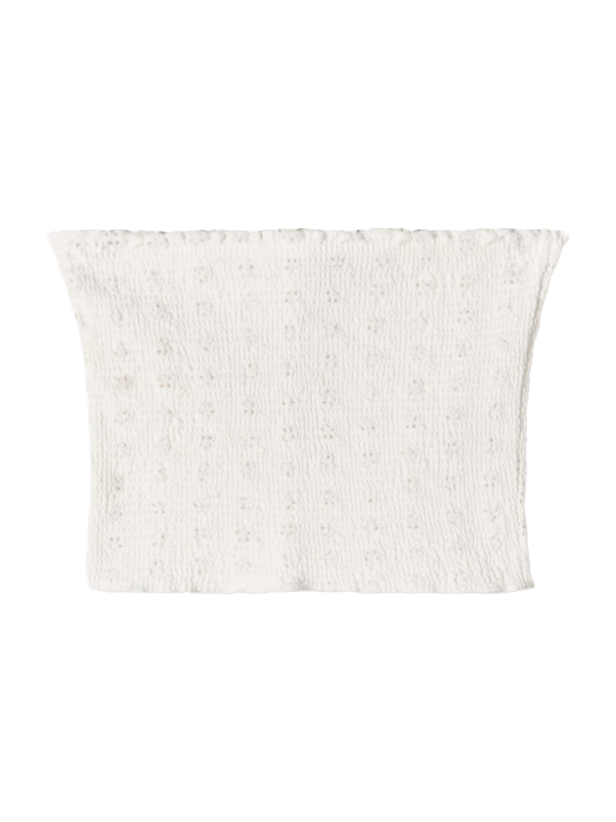 Top de la Bershka pe alb: față