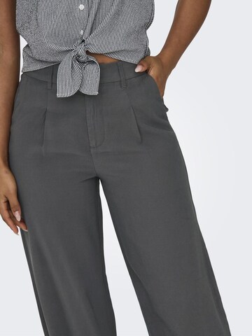 ONLY Wide leg Pleat-Front Pants in Grey