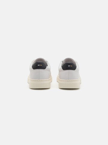 Baskets basses 'Kieran' BOSS en blanc