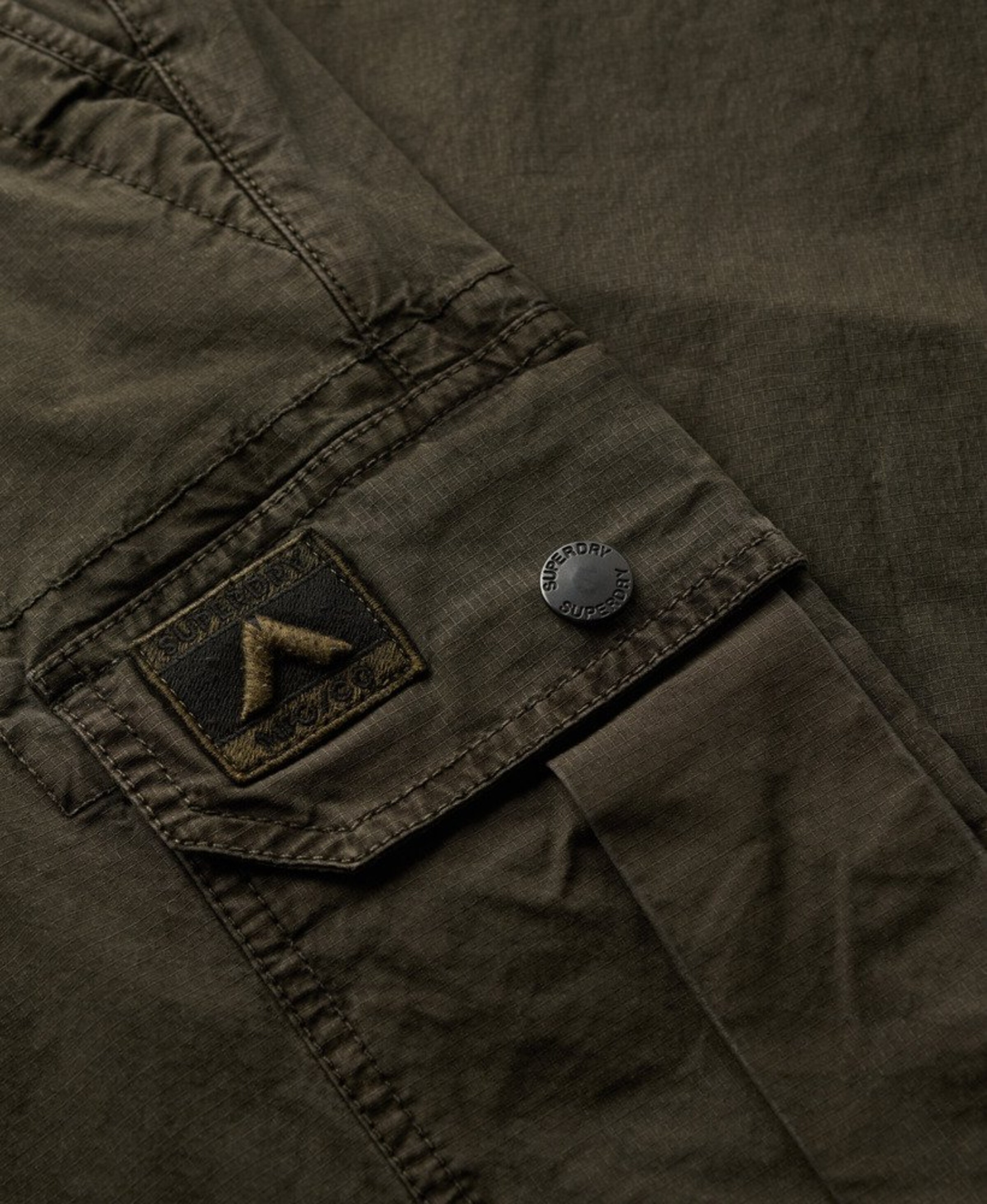 Superdry Tapered Cargobroek in Groen