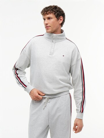 TOMMY HILFIGER Sweatshirt in Grijs: voorkant