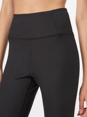 Skinny Pantaloni sportivi di Girlfriend Collective in nero