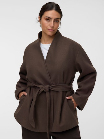 Vero Moda Curve - Abrigo de entretiempo 'VMCBabettenora' en marrón: frente