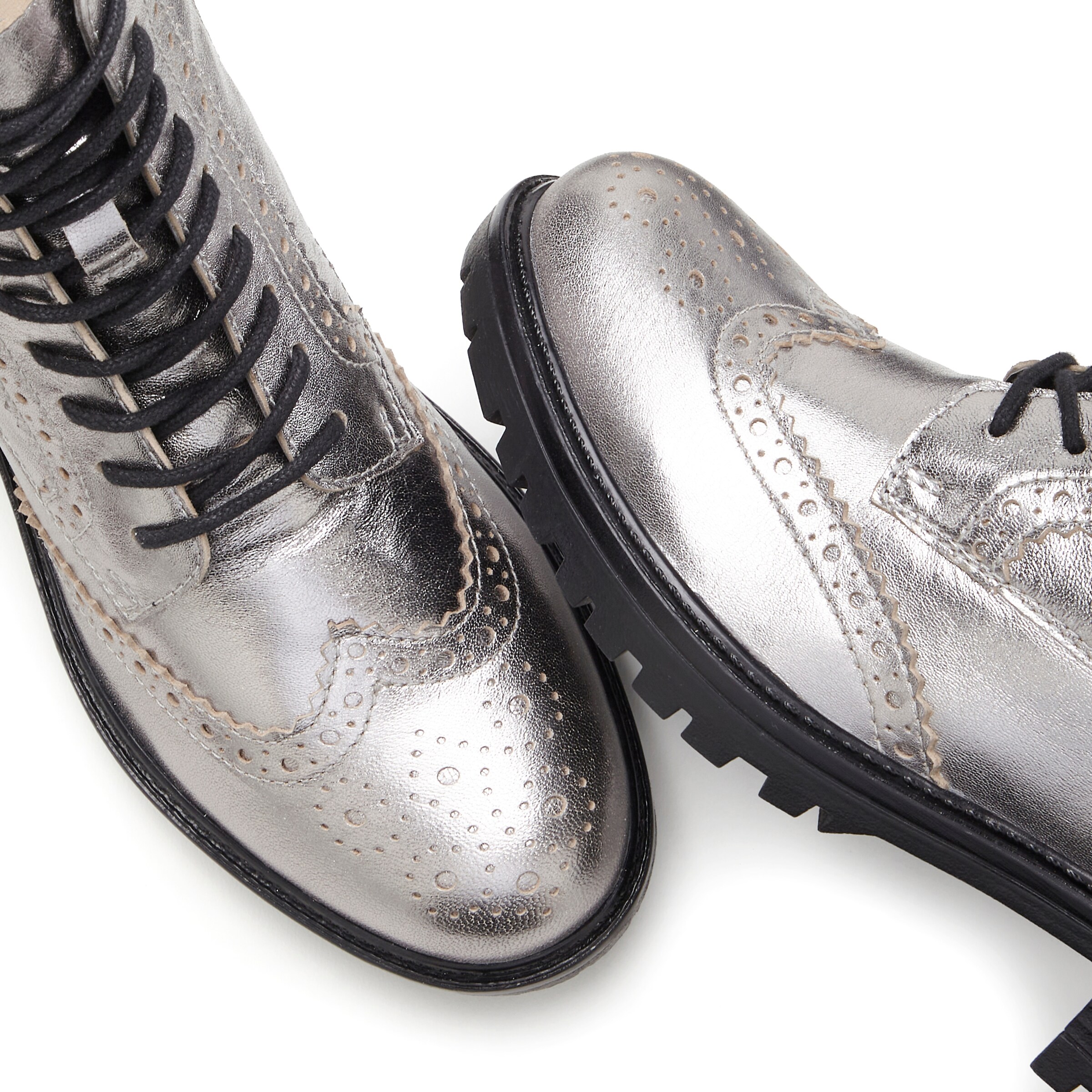 LASCANA Ботинки на шнуровке в Серебристый