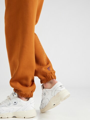 Tapered Pantaloni sportivi di ADIDAS BY STELLA MCCARTNEY in marrone