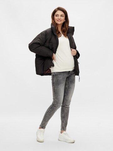 Pieces Maternity - Chaqueta de invierno 'Freeda' en negro