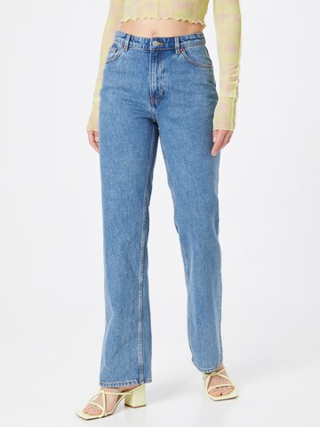 Loosefit Jean Monki en bleu : devant