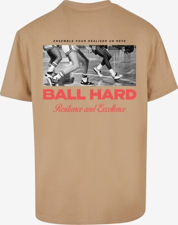 Maglietta 'Ball Hard' di MT Upscale in beige