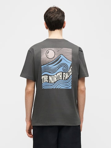 THE NORTH FACE Póló 'MOUNTAIN ESCAPE' - szürke: elől