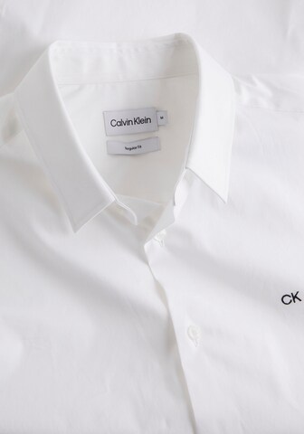 Calvin Klein Regular Fit Hemd in Weiß