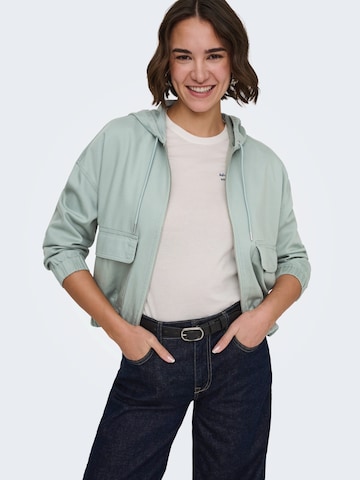 ONLY Демисезонная куртка 'ONLKENZIE' в Зеленый