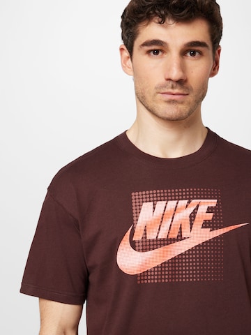 Tricou 'FUTURA' de la Nike Sportswear pe maro