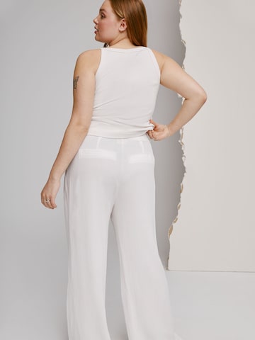 A LOT LESS Wide leg Pleat-Front Pants 'Elisa' in White