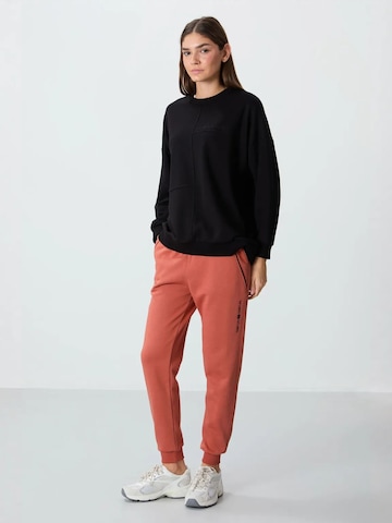 Effilé Pantalon de sport Tommy Life en rouge