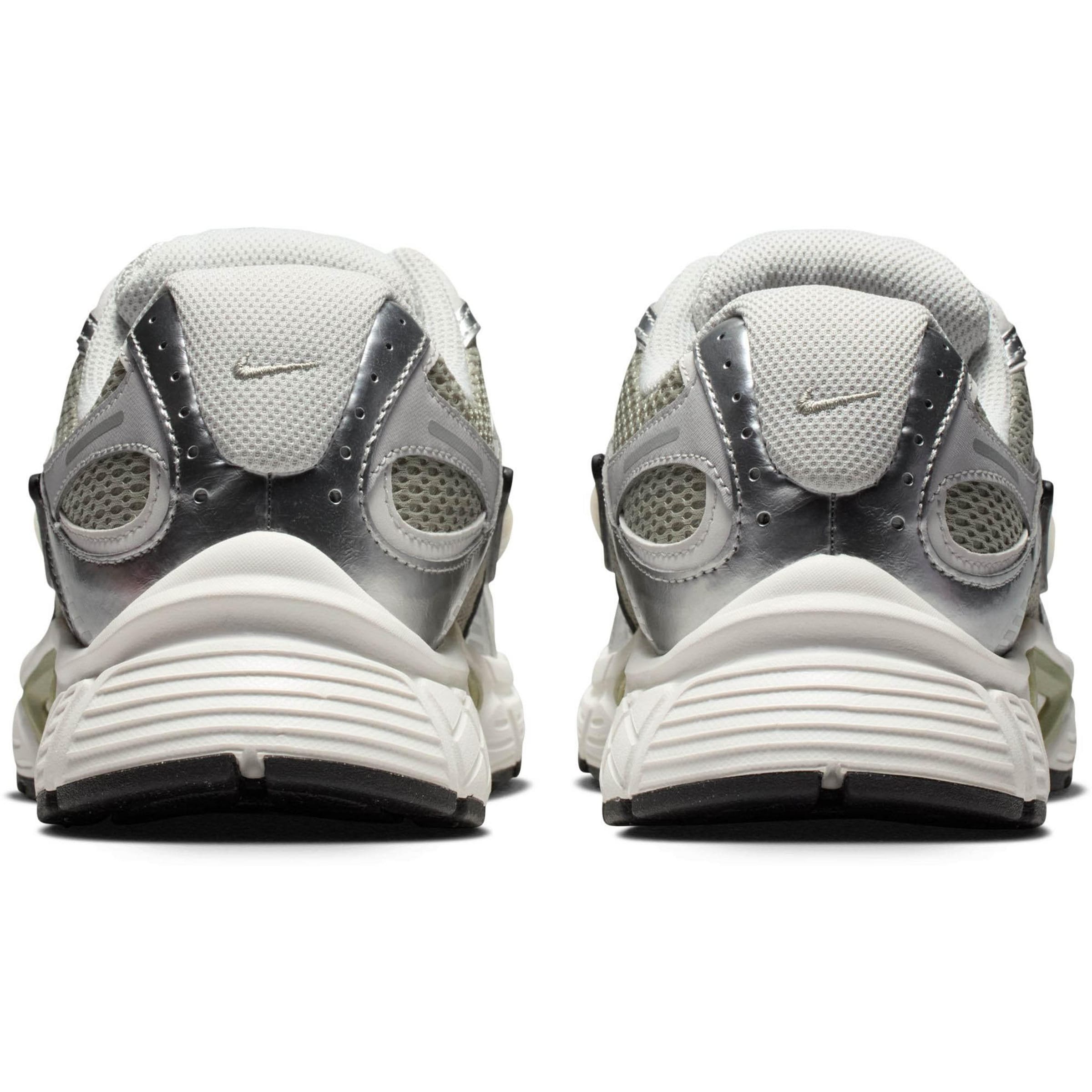 NIKE Sneaker 'V5 RNR' in Silber