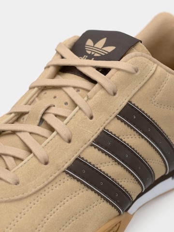 ADIDAS ORIGINALS Σνίκερ χαμηλό 'ADIRACER' σε μπεζ