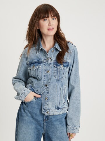 Cross Jeans Between-Season Jacket in Blue: front