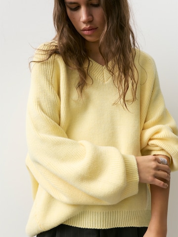 Pull&Bear Пуловер оувърсайз в жълто