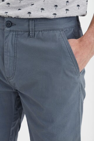 !Solid Regular Chinoshorts 'TITAN' in Blau