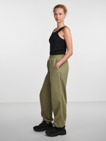 PIECES - Tapered Pantalón 'FRADINA' en verde