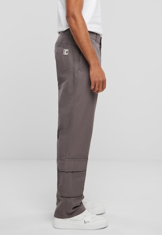 Regular Pantalon cargo Karl Kani en gris