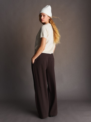 BershkaBaggy Hlače s naborima - smeđa boja